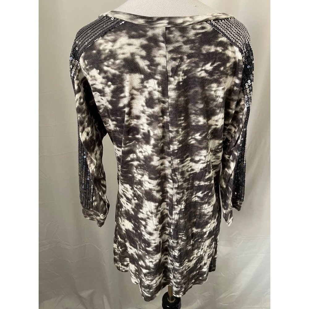 Day Trip Gray/White Abstract Tie Dye Sequin Accented Pockets & 3/4 Sleeve Top - Picture 3 of 11